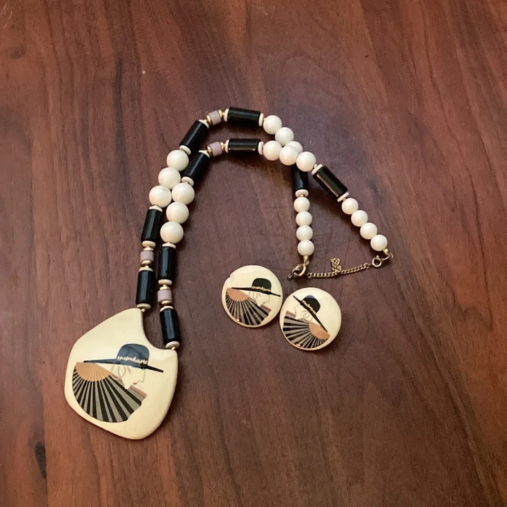 Vintage beaded necklace with pendant and matching earrings - Picture 1 of 13